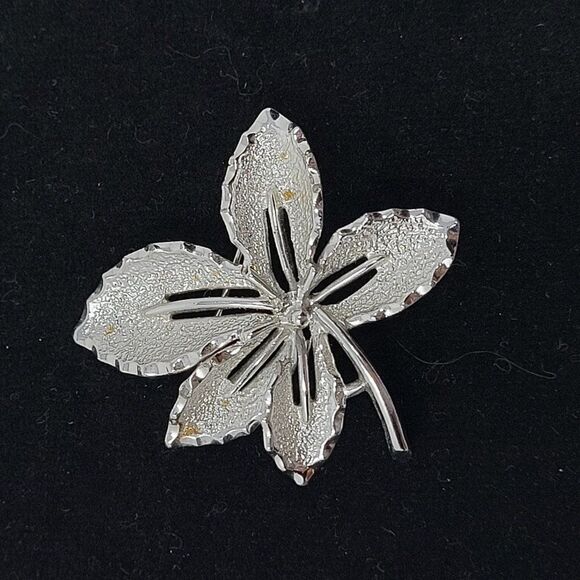 Vintage Signed Sarah Coventry Silver Tone Clover Brooch Pin Pendant Etched Gift - Picture 1 of 7